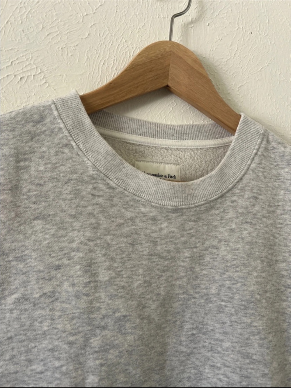 Abercrombie & Fitch Gray Sleeveless Muscle Tee - Picture 3 of 5